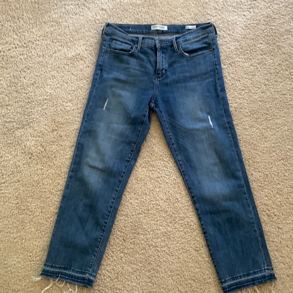 Stretch. Crop with raw hem. Straight cut. Dark and light wash